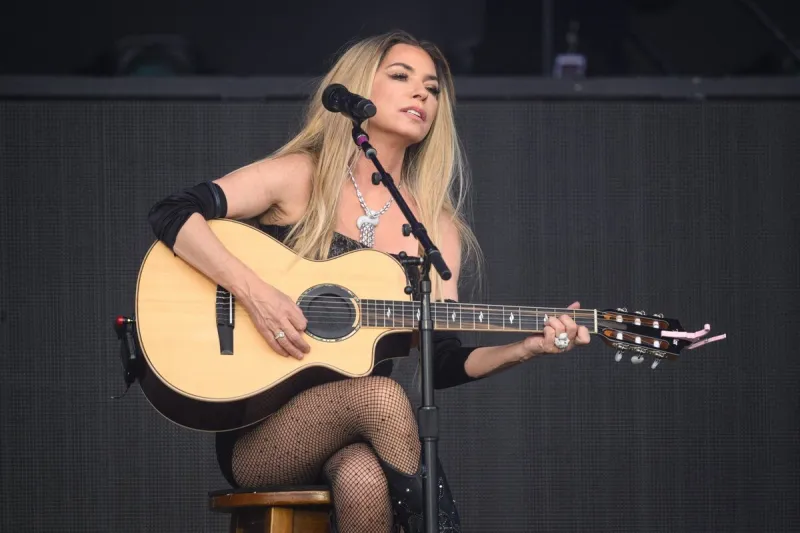 shania twain se produit le cinquième jour du festival de glastonbury, à worthy farm dans le somerset, au royaume-uni, le 30 juin 2024 photo par matt crossick empics abacapresscom