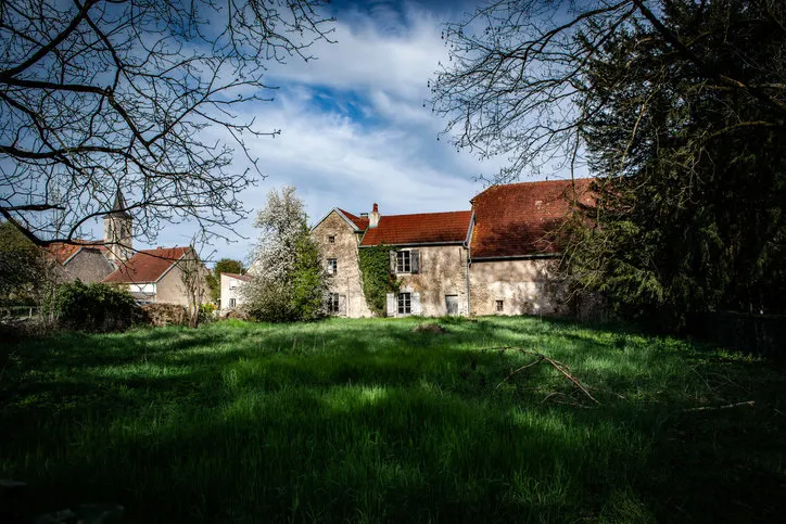 vauchoux un village de haute-saône vu depuis les jardins du château de vauchoux