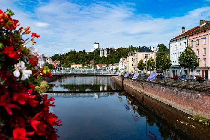 the moselle crosses the city of epinal (the flags are the emblems of the city of Épinal and the surrounding towns)