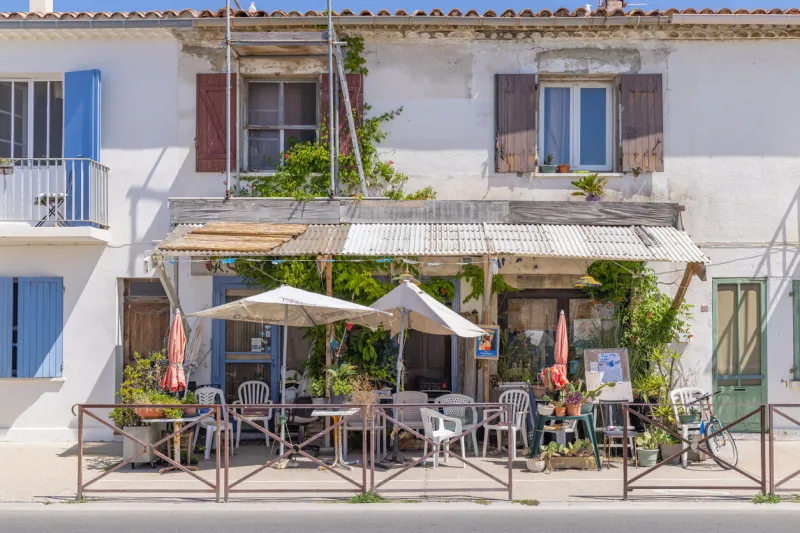 saintes-maries-de-la-mer, bouches-du-rhône, provence-alpes-cote d'azur, france july 3, 2022 small sidewalk cafe in saintes-maries-de-la-mer
