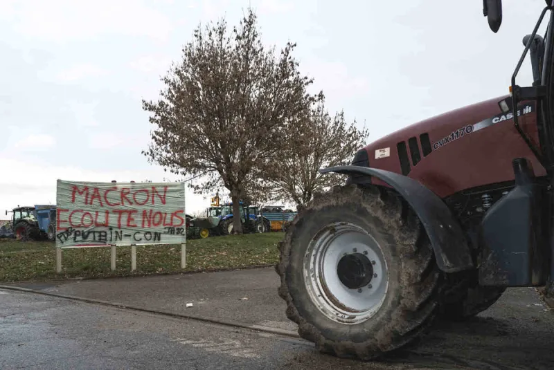 un tag, macron, écoutez-nous, putain-con avec un tracteur au premier plan rassemblement et blocages des agriculteurs de la fnsea et des jeunes agriculteurs à golfech france, golfech 22 janvier 2024 photo par patricia huchot-boissier abacapresscom