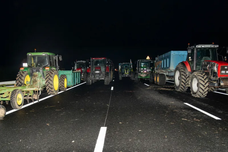 les agriculteurs bloquent l'autoroute a61 - au sud de toulouse