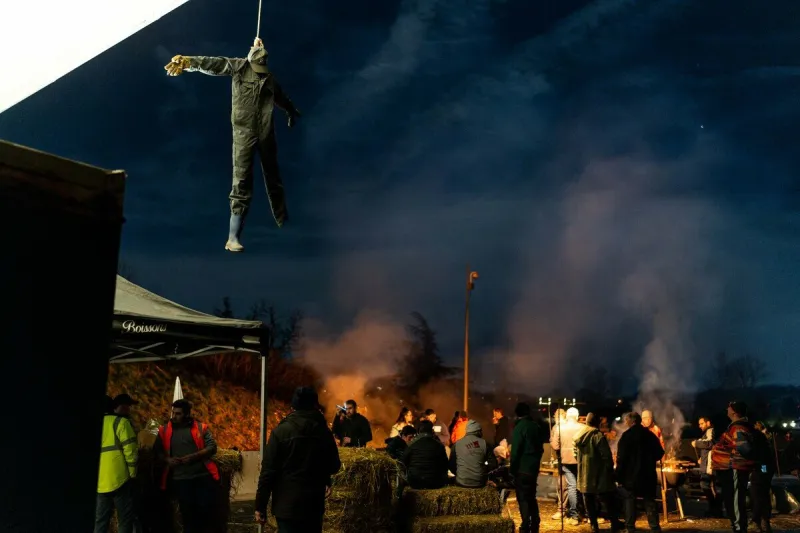les agriculteurs bloquent l'autoroute a61 - au sud de toulouse