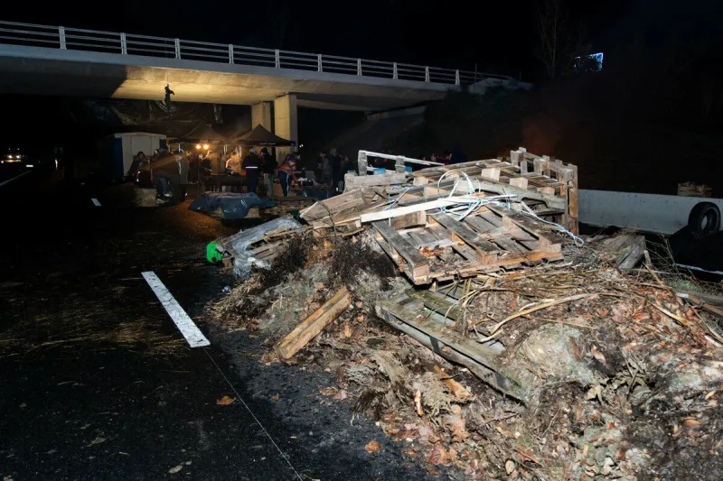 les agriculteurs bloquent l'autoroute a61 - au sud de toulouse
