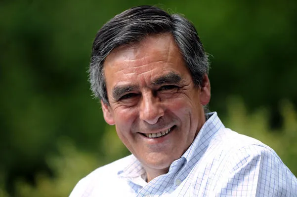 l'ancien premier ministre français françois fillon et le membre de l'opposition droite de l'ump assistent à une réunion avec des militants le 28 août 2013 à rouez-en-champagne, en france centrale. photo de jean-françois monier.