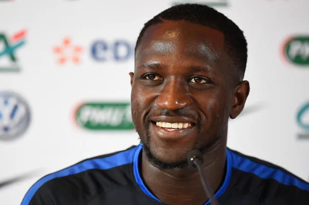 le milieu de terrain français moussa sissoko sourit lors d'une conférence de presse au stade aguilera à biarritz, le 21 mai 2016, lors de la préparation de l'équipe pour l'euro 2016 football européen afp photo franck fife