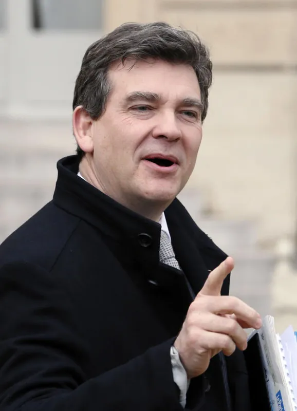 le ministre de la rénovation industrielle et de l'agroalimentaire français arnaud montebourg quitte le palais d'elysée après la réunion hebdomadaire du cabinet le 5 février 2014 au palais d'elysée à paris afp photo patrick kovarik