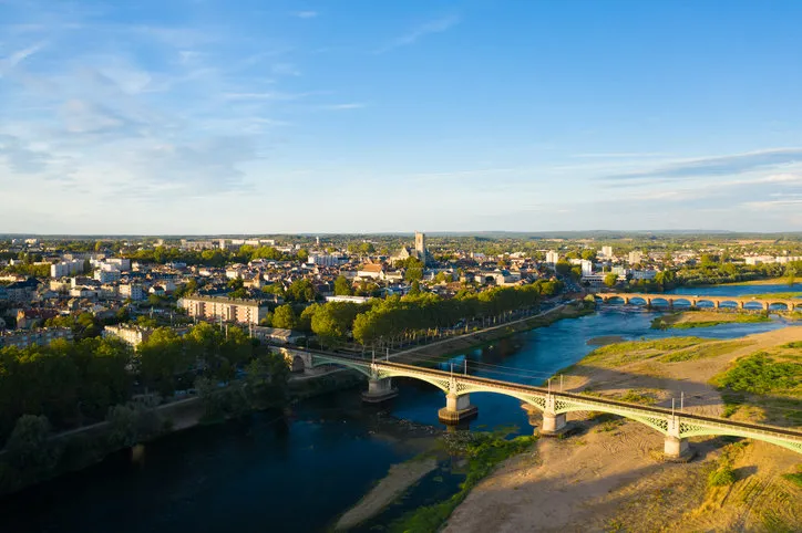 cette photo a été prise en france, en bourgogne, dans la nièvre, à nevers cette photo montre la ville de nevers et le pont de chemin de fer au premier plan et le pont de loire en arrière plan