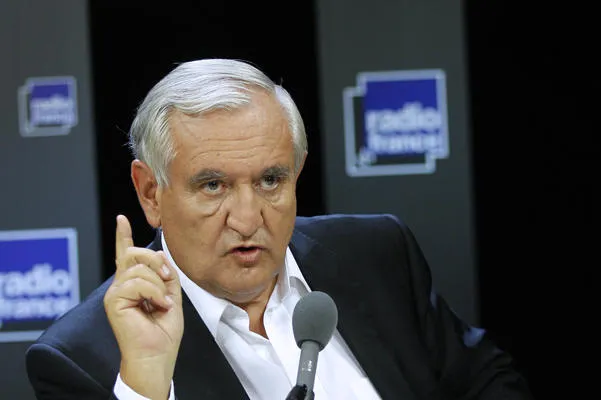 l'ancien premier ministre jean-pierre raffarin participe à la première de l'émission politique de radio france, le 04 septembre 2011 dans les locaux de la maison de la radio à paris afp photo   thomas samson