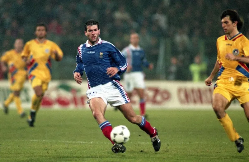 zinedine zidane - 11101995 - roumanie   france - eliminatoire euro 1996 photo by eric renard icon sport abacapresscom <motcle99> akaba < motcle99>