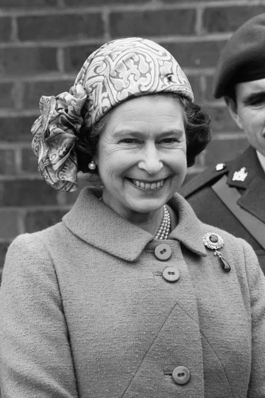 royalty - queen elizabeth ii army intelligence corps visit - templar barracks, ashford
