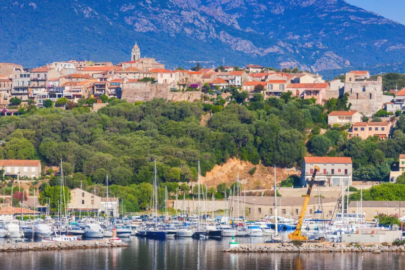 île de corse, france port-vieille ville, paysage urbain côtier