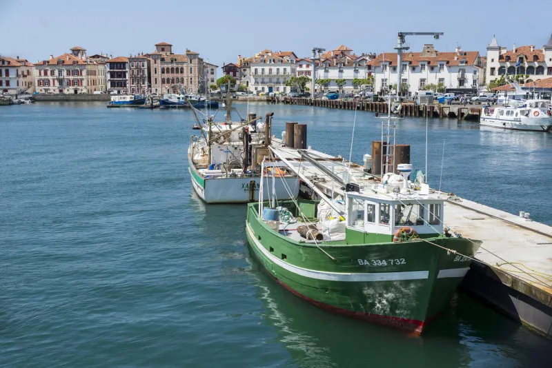saint jean de luz, france - 20 mai 2016 bateaux de pêche amarrés à saint jean de luz - port de pêche ciboure avec maison de l'infante joanoenia (la maison de l'infante) au quai de l'infante en arrière-plan
