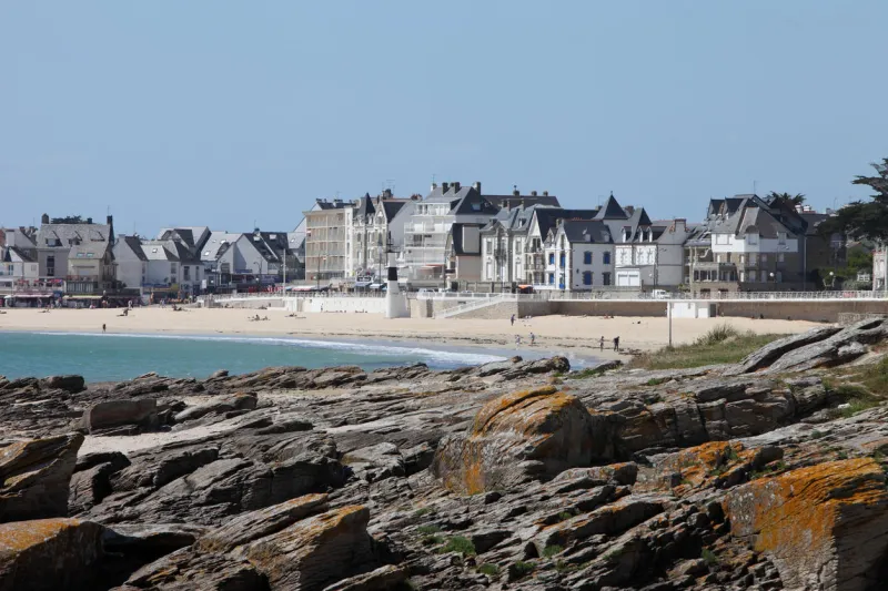 quiberon, france - 27 mai 2011 ville balnéaire de quiberon et sa plage de sable fin (côte bretonne en france) au début de la saison touristique, mais peu de touristes se promènent sur la plage ensoleillée face à la station balnéaire de quiberon