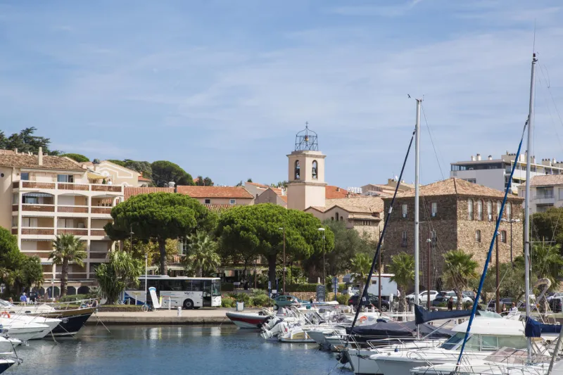 sainte maxime, france - 8 septembre 2015 la marina de sainte maxime dans le sud de la france la vue est de bateaux dans la marina avec la ville en arrière-plan