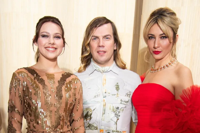 emmie pnr, christophe guillarme et delphine wespiser assistent au défilé christophe guillarme womenswear fall winter 2024-2025 dans le cadre de la semaine de la mode à paris, france, le 28 février 2024 photo par aurore marechal abacapresscom