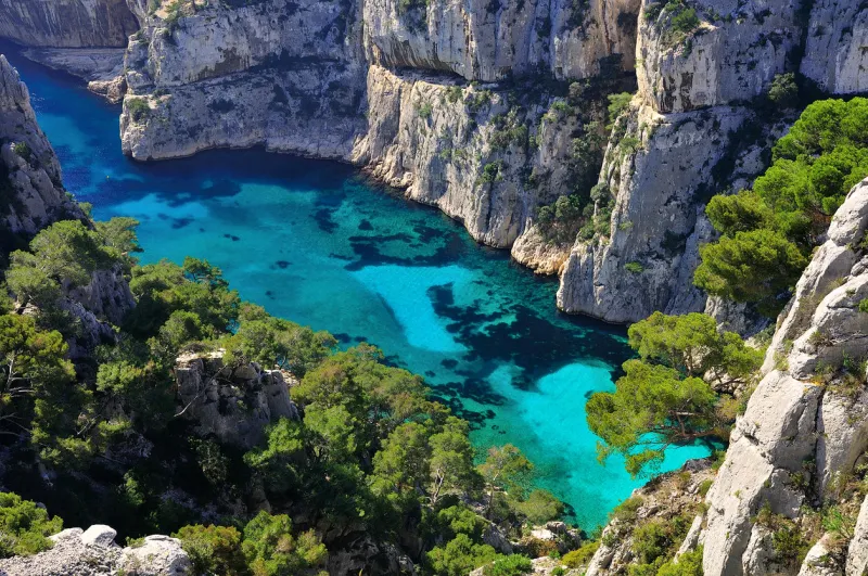 vue en plongée de la calanque d'en-vau, l'une des plus spectaculaires calanques du parc national photo prise en avril