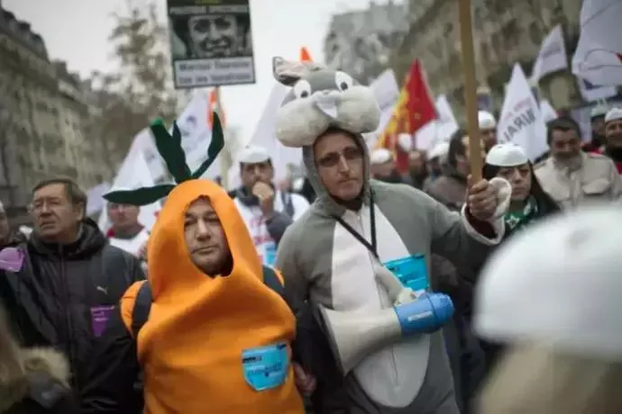 silhouette femme respirant dans un hiver froid sur la plage au coucher du soleil