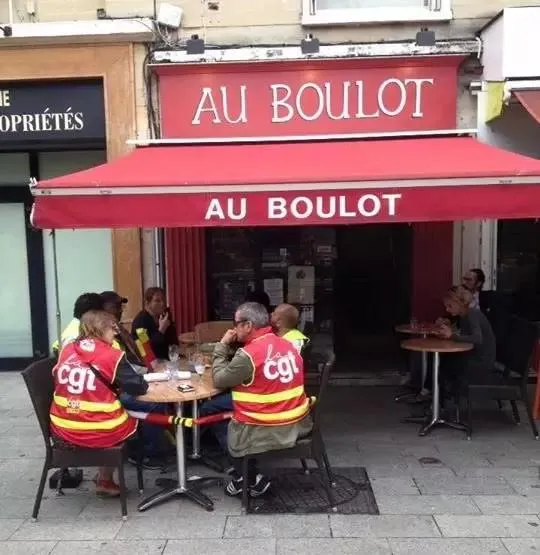silhouette femme respirant dans un hiver froid sur la plage au coucher du soleil
