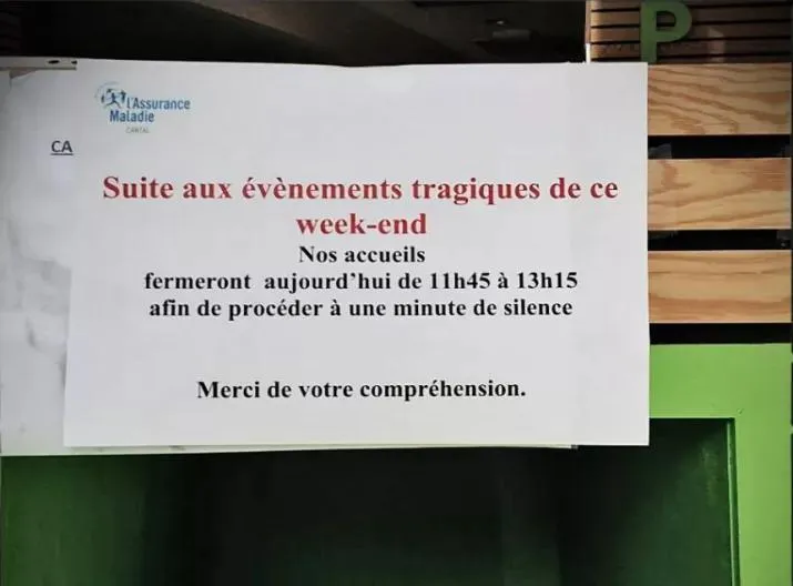 silhouette femme respirant dans un hiver froid sur la plage au coucher du soleil