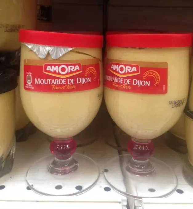 silhouette femme respirant dans un hiver froid sur la plage au coucher du soleil