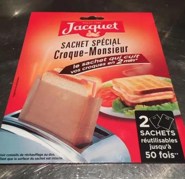 silhouette femme respirant dans un hiver froid sur la plage au coucher du soleil