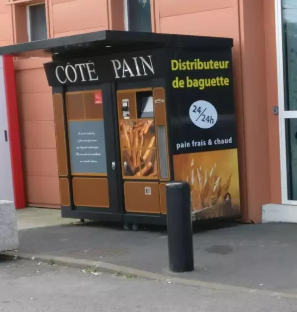 silhouette femme respirant dans un hiver froid sur la plage au coucher du soleil