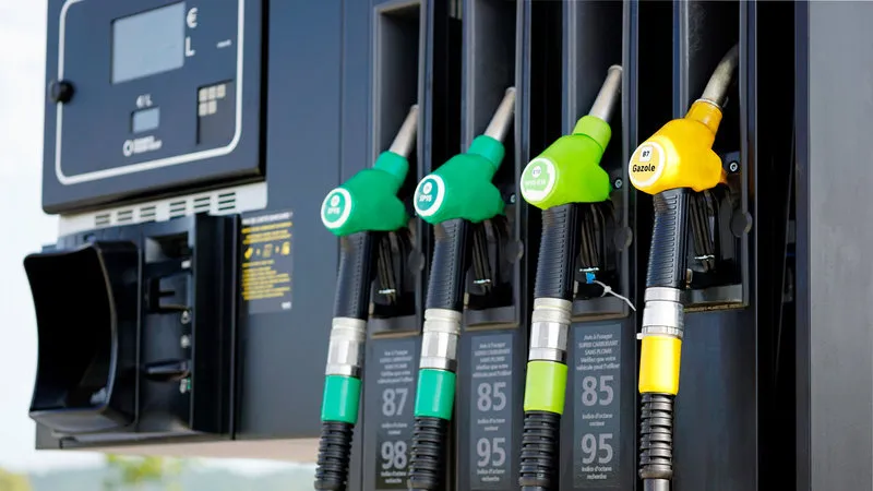 pompe à essence avec mise au point sur le diesel