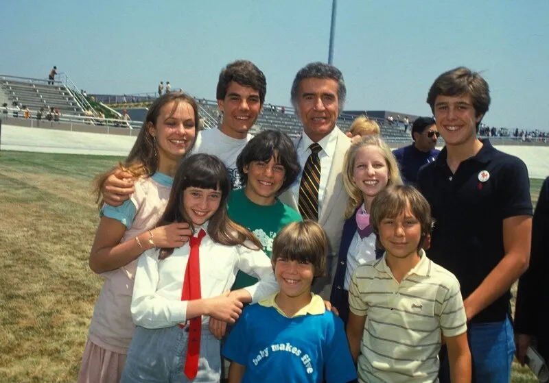 1983, hollywood, californie, États-unis   ricardo montalban avec melora hardin, paul king, shannen doherty, jonathan hall kovacs, allison balson, andre gower et keith mitchell aka keith coogan photo de roger karnbad zuma abacapresscom