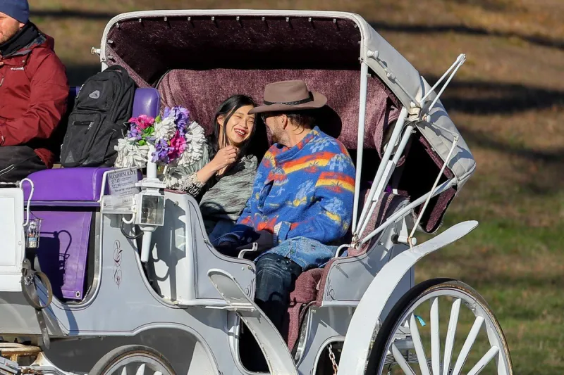 exclusive - nicolas cage and girlfriend take a horse carriage ride - nyc