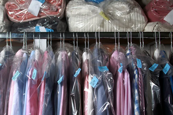 camisas y edredones en la tintorería