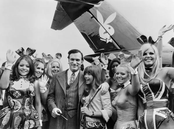 photo prise le 30 août 1970 nous montre le magazine playboy hugh hefner (en haut), sa copine actrice barbara benton et d'autres camarades de jeu arrivant à l'aéroport du bourget avec le playboy jet grand lapin afp photo afp photo presse centrale