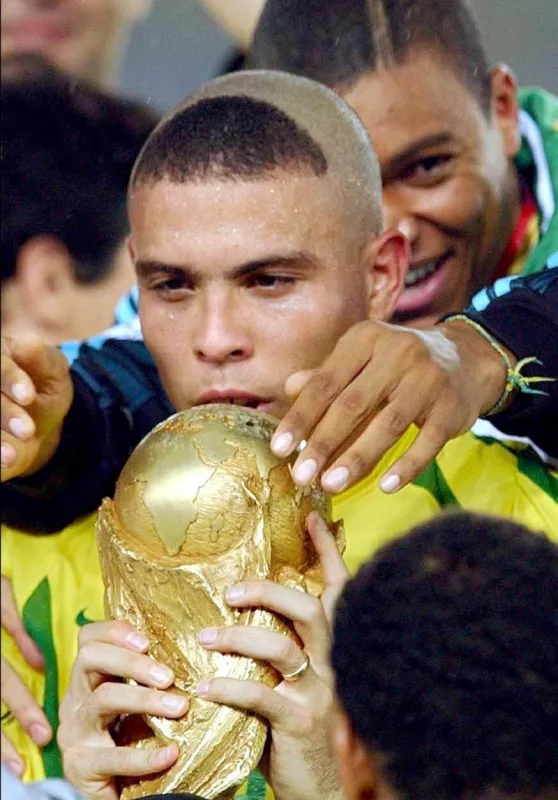 © weissbrod dpa abaca 36043-9 yokohama-japan, 30 06 2002 world cup 2002- finale brazil-germany 2-0 ronaldo's two second-half goals gave brazil their fifth fifa world cup» championship pictured   ronaldo , 36043 09 hamburg allemagne germany
