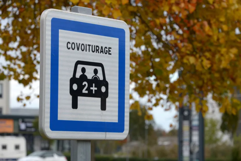 traffic sign indicating a parking space reserved for carpooling