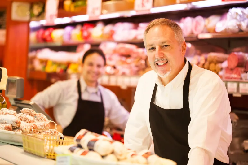 les gens qui travaillent dans une épicerie