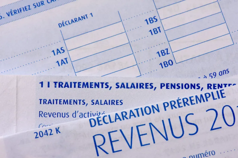 french pre-filled income tax return with the page about income from salaries, treatments, pensions and annuities