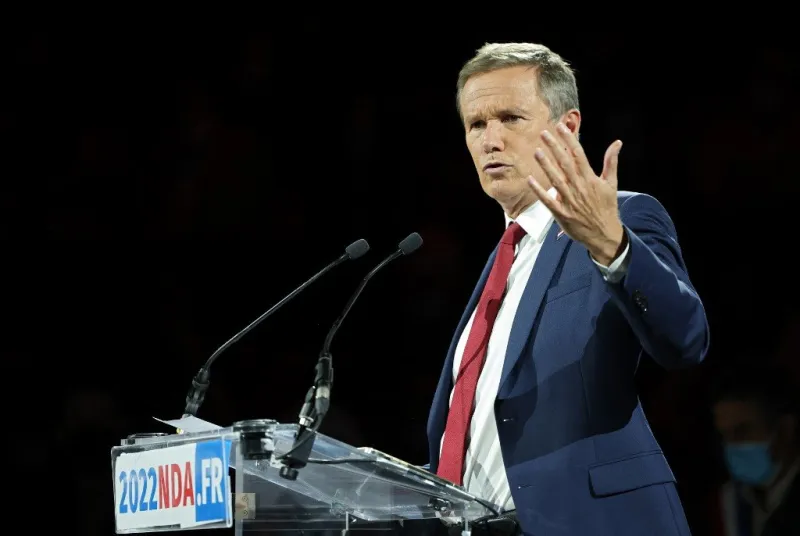french mp and head of the far-right party debout la france (dlf) nicolas dupont-aignan delivers a speech during an electoral meeting with his supporter in paris on october 3, 2021 (photo by thomas coex   afp)