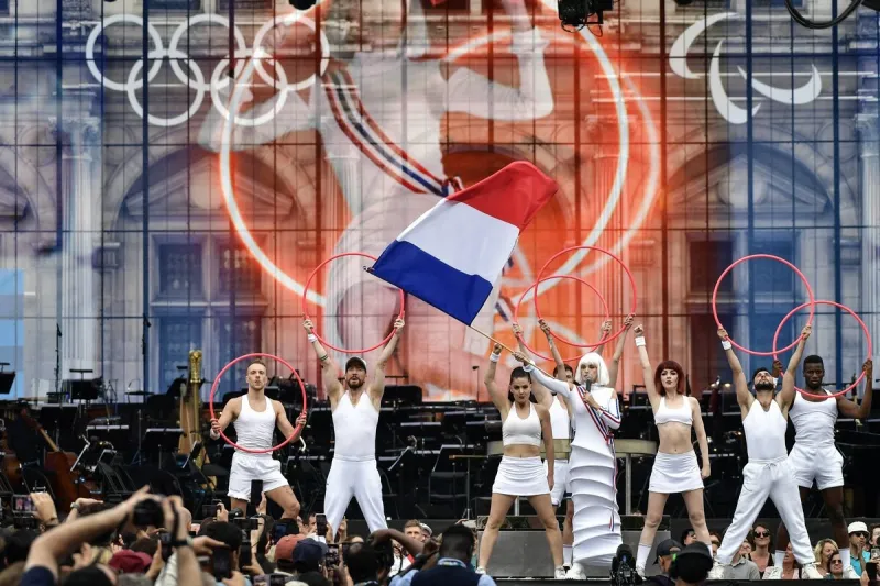 la chanteuse américaine arielle dombasle se produit avec une équipe de danseurs avant l'arrivée de la flamme olympique lors du relais de la flamme olympique à paris le 14 juillet 2024 photo by firas abdullah abacapresscom