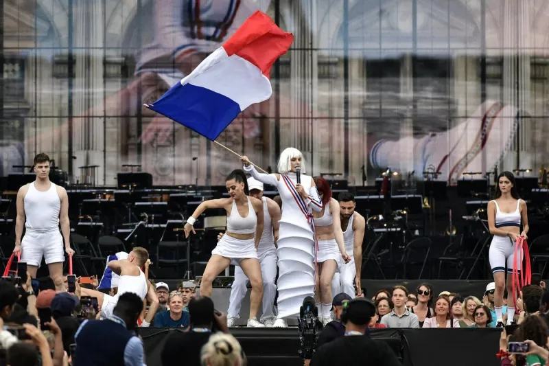 la chanteuse américaine arielle dombasle se produit avec une équipe de danseurs avant l'arrivée de la flamme olympique lors du relais de la flamme olympique à paris le 14 juillet 2024 photo by firas abdullah abacapresscom