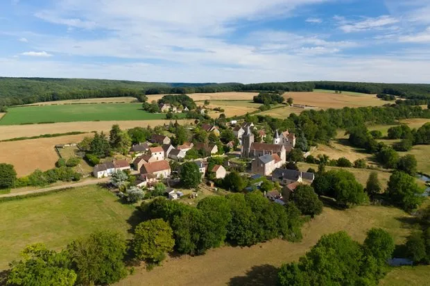 cette photo a été prise à beuvron, vers nevers, dans la nièvre, en bourgogne, en france, en été elle montre un village traditionnel lors d'une belle journée ensoleillée