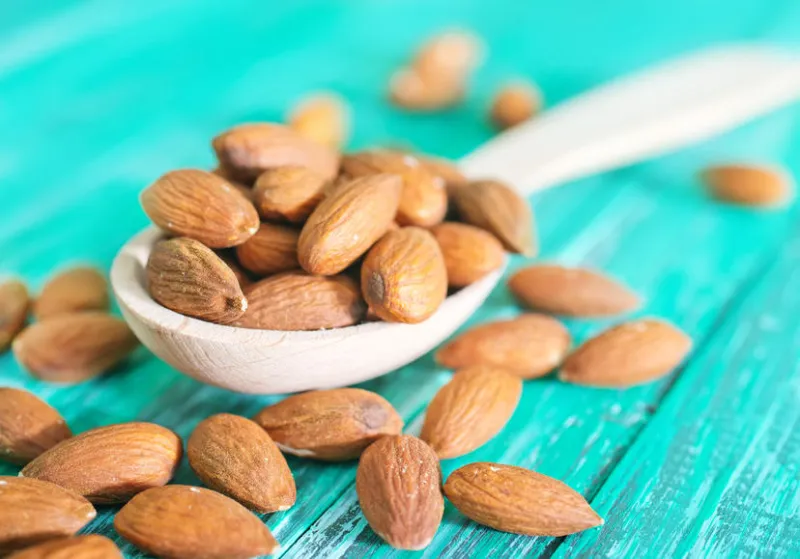 amande en cuillère et sur une table