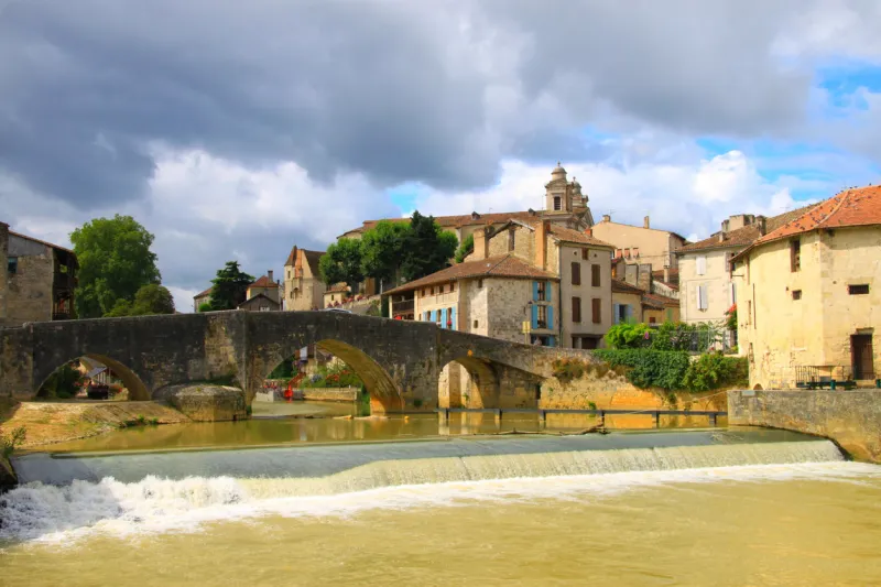 la baïse passe sous le vieux pont de nérac, france