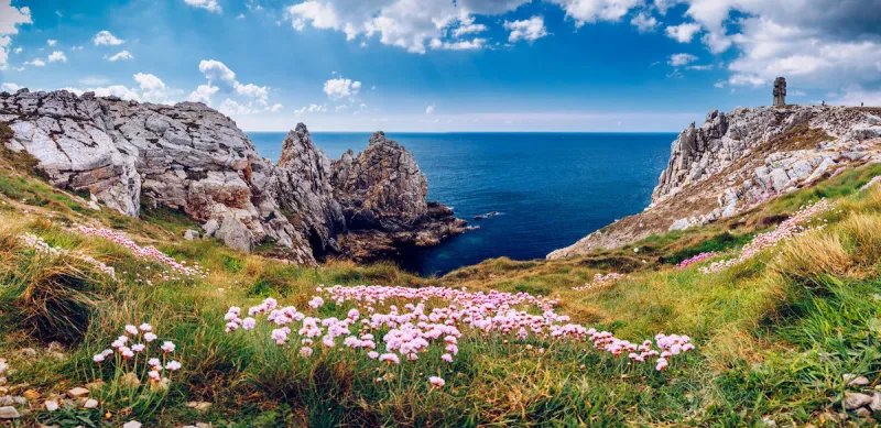 panorama of pointe du pen-hir with world war two monument to the bretons of free france on the crozon peninsula, finistere department, camaret-sur-mer, parc naturel regional d'armorique brittany (bretagne), france (panorama of pointe du pen-hir with