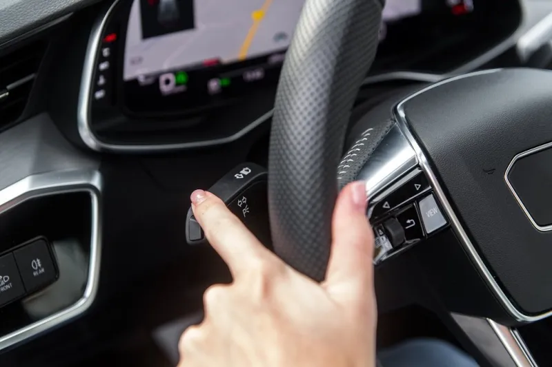 blinkerhebel in einem auto betätigen