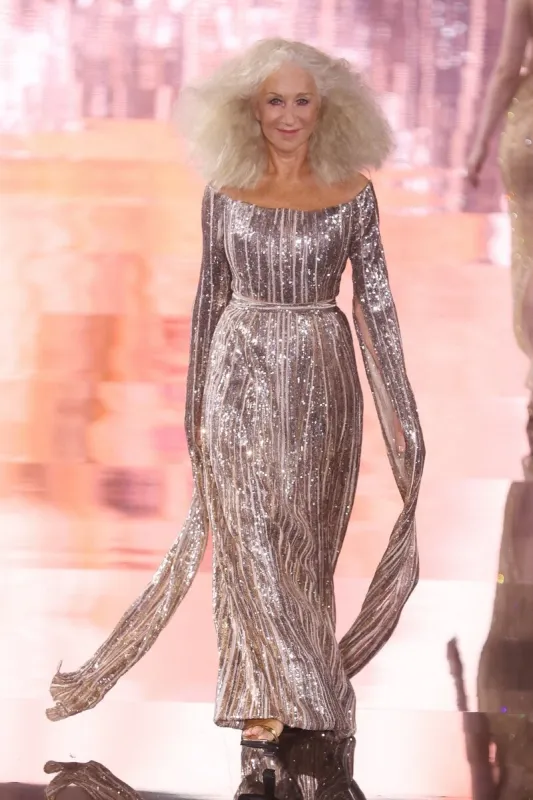 dame helen mirren défile lors du défilé l'oréal paris - walk your worth dans le cadre de la semaine de la mode à la tour eiffel le 01 octobre 2023 à paris, france photo par jerome dominé abacapresscom