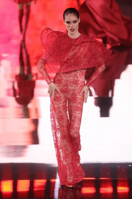 coco rocha défile lors du défilé l'oréal paris - walk your worth dans le cadre de la semaine de la mode à la tour eiffel le 01 octobre 2023 à paris, france photo par jerome dominé abacapresscom