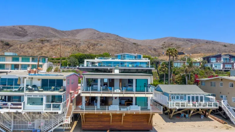 matthew perry sells his bachelor pad for 95million - malibu