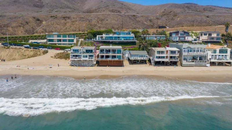 matthew perry sells his bachelor pad for 95million - malibu