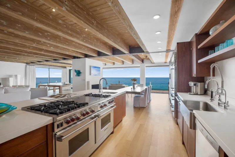 matthew perry sells his bachelor pad for 95million - malibu