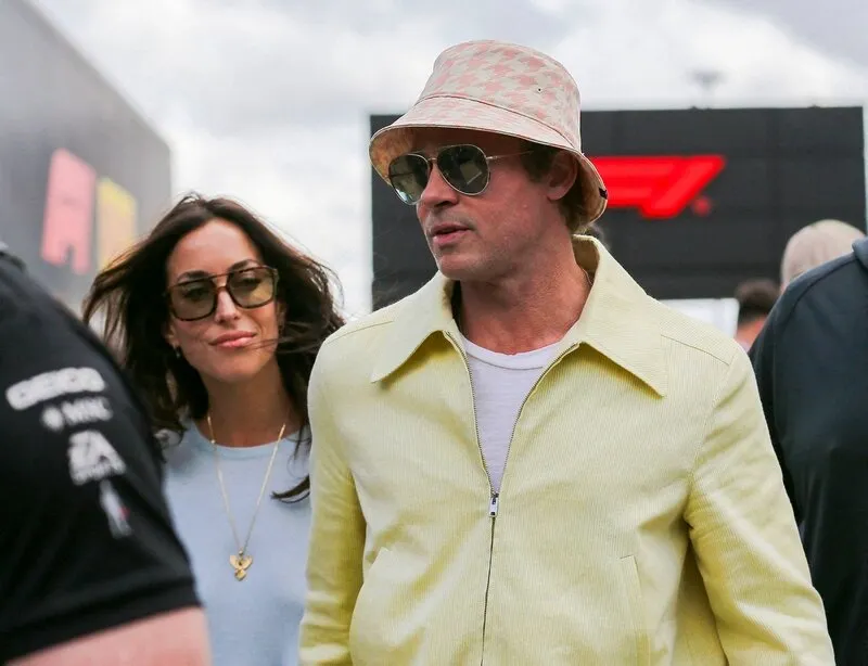 brad pitt arrive avec sa compagne, ines de ramon, avant le grand prix de grande-bretagne de formule 1 qatar airways au circuit de silverstone à towcester, angleterre, royaume-uni, le 7 juillet 2024 photo by esm imago abacapresscom